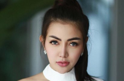 Cuek Dicibir Soal Foto Nikah Bareng Bule Ganteng, Bella Shofie Asyik 'Basah-Basahan'
