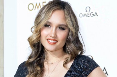 Bagian Punggung Kelewat Terbuka, Busana Cinta Laura di Hari Batik Tuai Kritikan