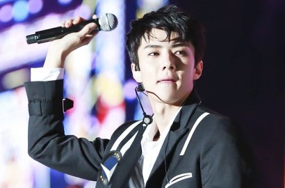 Kelewat Hot, Fans Kompak 'Larang' Sehun Pakai Kemeja Putih