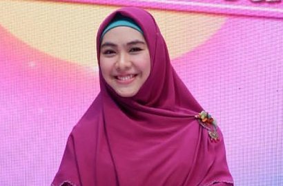 Tampil Cantik Bikin Pangling, Makeup Tebal Oki Setiana Dewi Banjir Cibiran Pedas