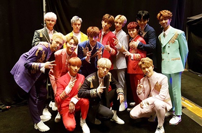 Pakai Sepatu Warna Fandom, Nenek Ini Bikin Heboh Nonton Konser Seventeen