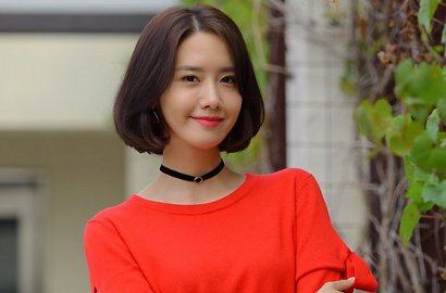 Tak Melulu Fashion Airport, Yoona Tampil Elegan Pakai Dress Merah di Stasiun Busan