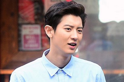 Pamer Freckles, Chanyeol EXO Bak Pacar Idaman di Pemotretan Ini