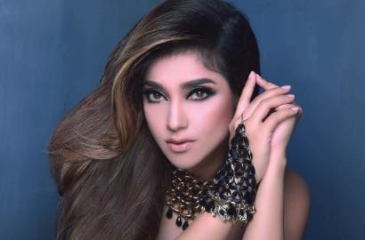 Sarah Azhari Pamer Dada Tumpah dan Paha Seksi, Asli Atau Editan?