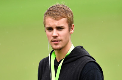 'Menghilang' dari Instagram, Justin Bieber Asyik Telanjang Dada Bareng Cewek Berbikini