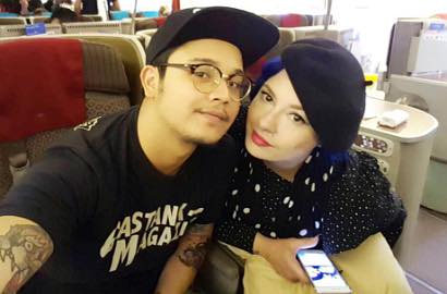 Dibully Hamil Duluan, Istri Derby Romero Bungkam Haters Lewat Postingan Ini
