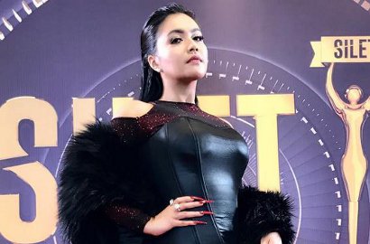 Bra di Luar, Model Baju Seksi Denada Tuai Kritikan Netter
