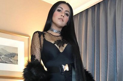 Umbar Bra Hingga Pose 'Nakal' di Atas Wastafel, Denada Dituding Frustasi Usai Putus