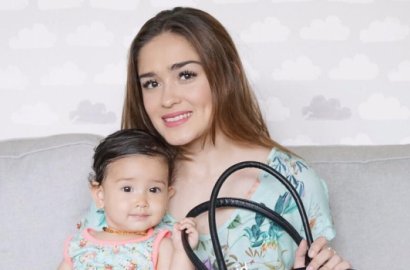 Ketawa Ngakak Bikin Gemas, Anak Yasmine Wildblood Bak Boneka Hidup