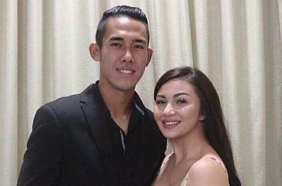 Ryuji Utomo Romantis Nyanyi Sambil Main Gitar Bareng Ariel Tatum, Netter: Kok Ganteng