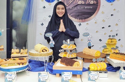 Usai Surabaya, Oki Setiana Dewi Buka Bisnis Kue Kekinian di Medan