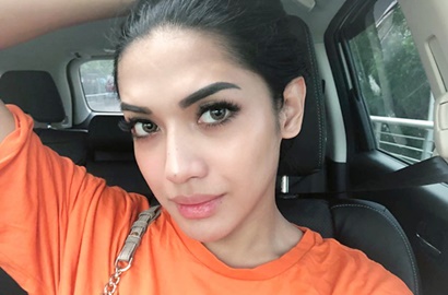 Seksi Pamer Bagian Dada, Ketiak Hitam Millendaru Curi Perhatian