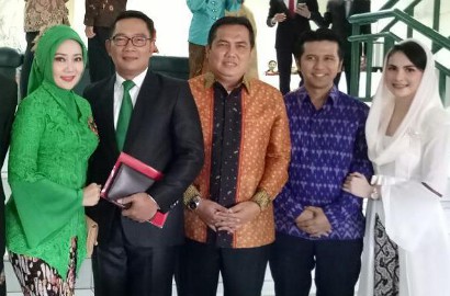Kenakan Kebaya Putih, Arumi Bachsin Pose Kocak di Pernikahan Kahiyang Ayu