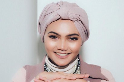Buka Suara Usai Lepas Hijab, Rina Nose Minta Maaf ke Penggemar