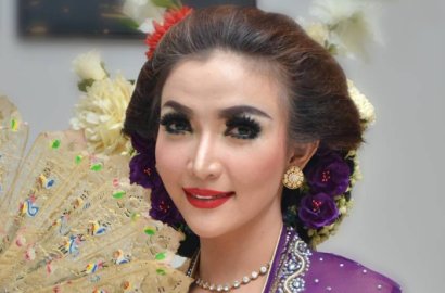 Bukan Dilarang Masuk, Ternyata Ini Alasan Roro Fitria Nangis di Nikahan Kahiyang Ayu