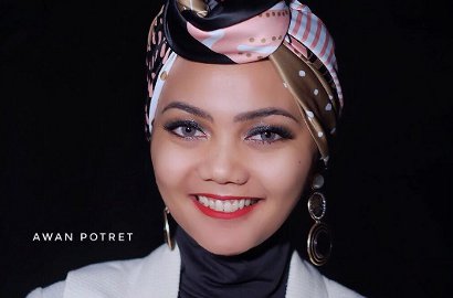 Rina Nose Sengaja Lepas Hijab Gara-Gara Frustasi Soal Cinta?