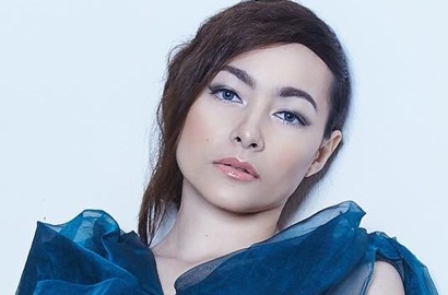 Pamer Mesra dengan Pria Bule, Dewi Rezer Malah Ngaku Belum Ingin Pacaran Serius