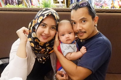 Tampilan Rocker, Cella Kotak Bikin Takjub Pamer Video Mandikan Bayi