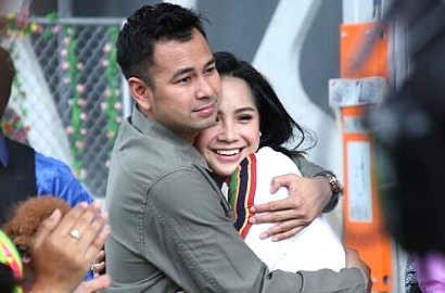 Cemburu, Nagita Curiga Lihat Bekas Cakaran di Leher Raffi