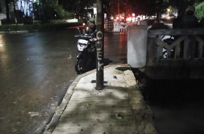 Dihiasi Karangan Bunga, Tiang Listrik yang Ditabrak Mobil Setya Novanto Jadi Sorotan
