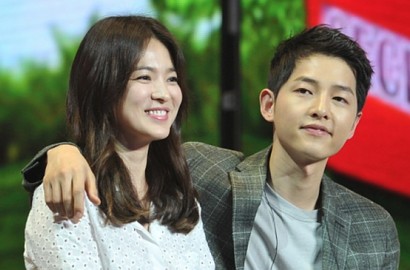 Tampak Berubah, Hye Kyo Tiru Tanda Tangan Joong Ki Usai Nikah?