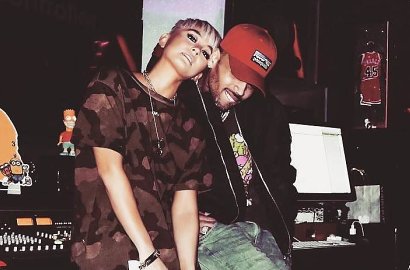 Pose Berdua, Agnes Monica Beri Petunjuk Kolaborasi Bareng Chris Brown?