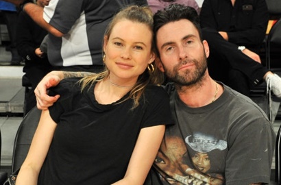 Iseng, Behati Prinsloo Unggah Foto Telanjang Adam Levine dan Anaknya