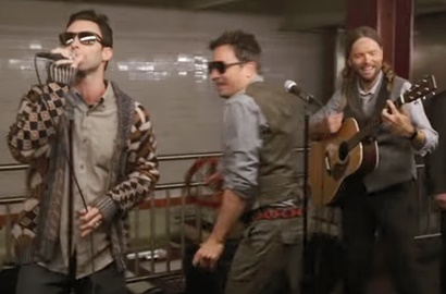 Pakai Wig, Maroon 5-Jimmy Fallon Bikin Heboh Tampil di Stasiun
