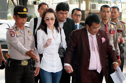 Jennifer Dunn Diisukan Setahun Nikah Dua Kali, Ini Foto Hadiah Tas yang Bikin Sarita Kecewa