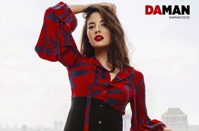 Jadi Model Majalah Pria, Seksinya Aurelie Moeremans Pamer Bahu Hingga Paha Mulus