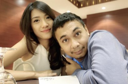 Bernuansa Adat Batak, Raditya Dika dan Anissa Aziza Resmi Tunangan