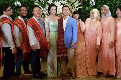 Raditya Dika Nangis Saat Lamaran, Mendiang Ayah Annisa Sempat Doakan Acara Lancar