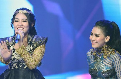 Fans Hingga Make-Up Artisnya Perang dengan Via Vallen, Ayu Ting Ting Ogah Komentar