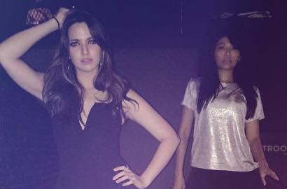 Nia Ramadhani Seksi Ala Britney Spears Sambil Nongkrong, Netter: Ingat Sholat Sama Ngaji?
