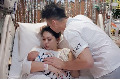 Umur 2 Bulan, Lucunya Bayi Celine Evangelista saat Pertama Kali Renang