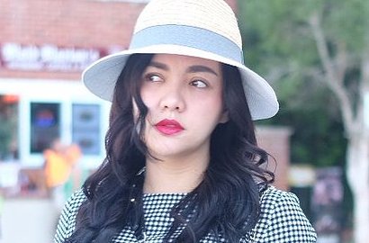 Liburan ke Bali Bareng Keluarga, Ibunda Bocorkan Kehamilan Vicky Shu?