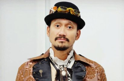 Peringati Hari Ibu, Tora Sudiro Unggah Foto Lawas Sang Bunda Seksi Pamer Perut