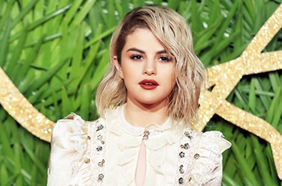 Pakai Baju Renang Seksi, Selena Gomez Umbar Bekas Luka di Paha
