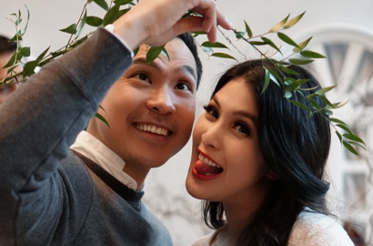 Unggah Potret Keluarga Pertama, Momen Suami Sandra Dewi Cium Bayinya Ini Bikin Meleleh