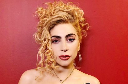 Seksi Berbikini di Foto Ucapan Tahun Baru, Lady Gaga Bikin Penggemar 'Menggila'