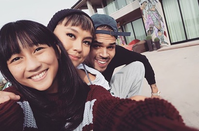 Chris Brown Gendong Mesra Agnes Monica, Netter Makin Curiga Cuma Settingan