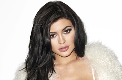 Makin Ngawur, Netizen Sebut Kylie Jenner adalah 'Ibu Pengganti' Kim Kardashian