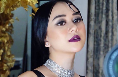 Aura Kasih Ngakak Wajah Jadul Dipajang di Belakang Bak Truk
