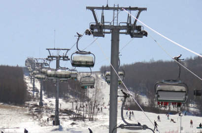 Bocah 7 Tahun Bergelantungan Terjatuh dari Lift Ski Setinggi 18 Meter, Bisa Selamat?