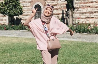 Mantap Berhijab, Vebby Palwinta Bakal Jual Baju-Baju Lawasnya?