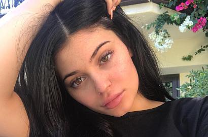 Rumor Hamil, Kylie Jenner Mati-Matian Tutupi Perut Buncit di Pemotretan Ini