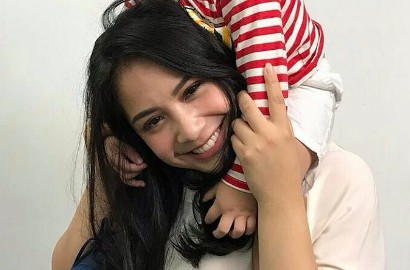 Dibully Fans Ayu Soal Fisik, Nagita Pamer Senyuman dan Pundak Seksi
