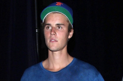 Justin Bieber Pijat Sang Ibu, Fans Menganggap Terlalu Intim