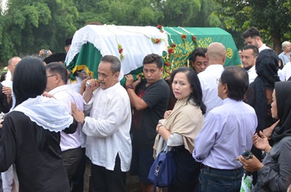 Beri Penghormatan Terakhir, Pemakaman Mendiang Sys NS Dibanjiri Rekan Artis