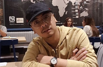 Pakai Wig Kocak Ini, Raditya Dika Malah Disangka Mirip Awkarin